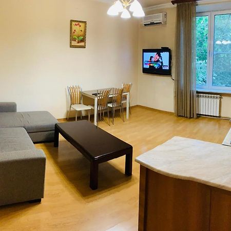 City Center Apartment On Sayat Nova Street Yerevan Bagian luar foto