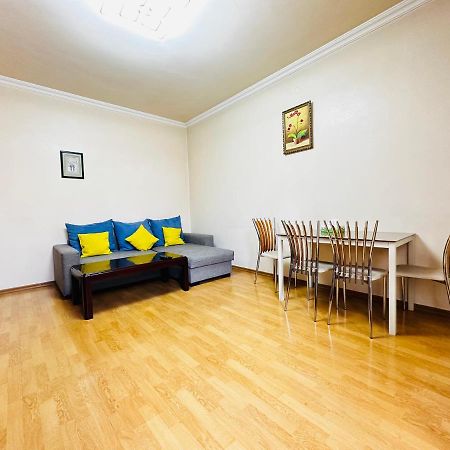 City Center Apartment On Sayat Nova Street Yerevan Bagian luar foto