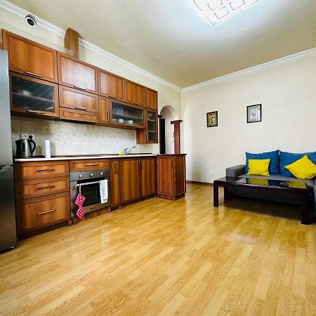 City Center Apartment On Sayat Nova Street Yerevan Bagian luar foto