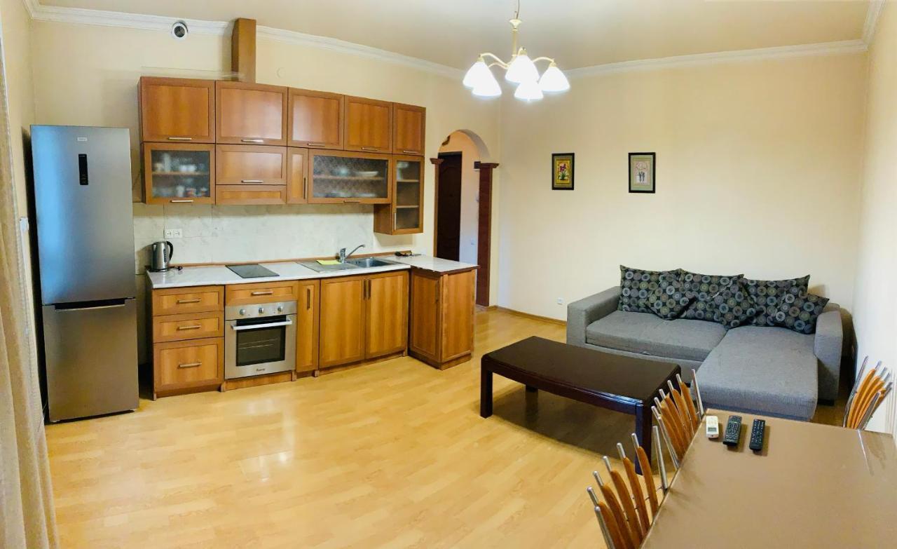 City Center Apartment On Sayat Nova Street Yerevan Bagian luar foto