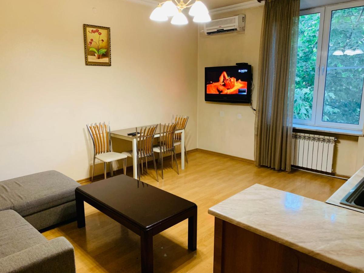 City Center Apartment On Sayat Nova Street Yerevan Bagian luar foto