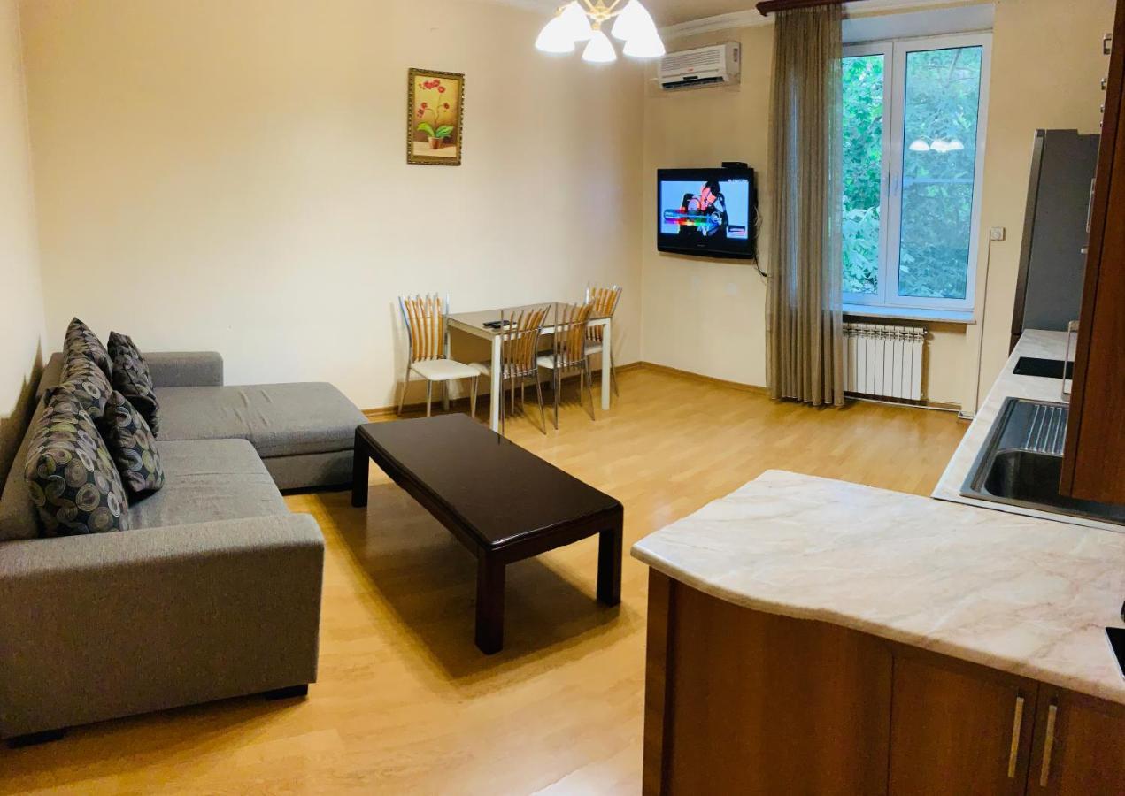 City Center Apartment On Sayat Nova Street Yerevan Bagian luar foto