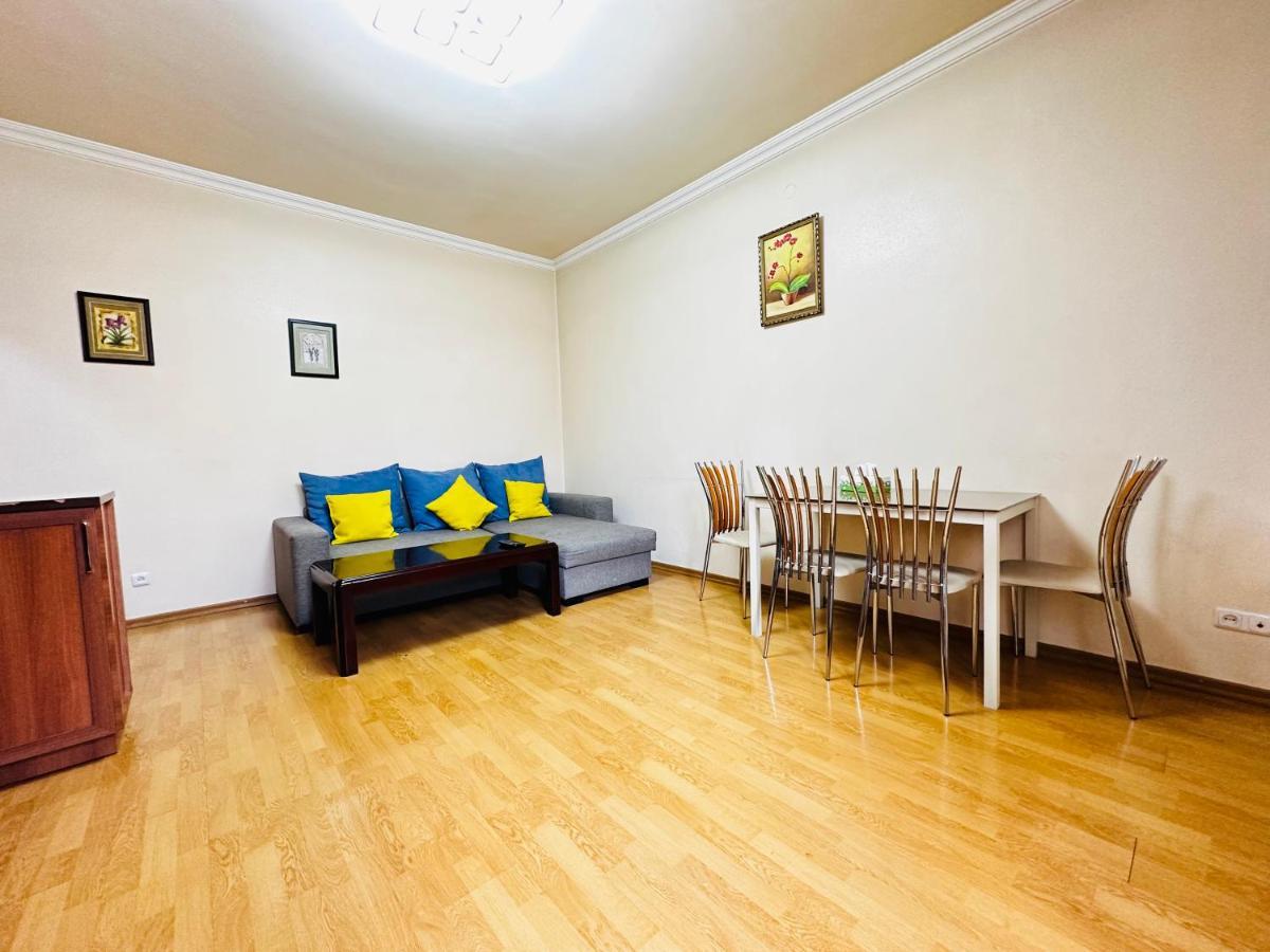 City Center Apartment On Sayat Nova Street Yerevan Bagian luar foto