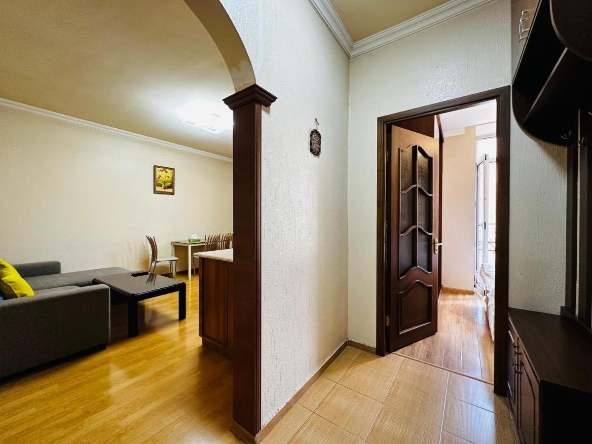 City Center Apartment On Sayat Nova Street Yerevan Bagian luar foto